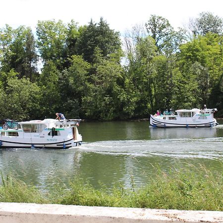 Calme Au Bord De L'Eau Bed & Breakfast Laroche-Saint-Cydroine Bagian luar foto