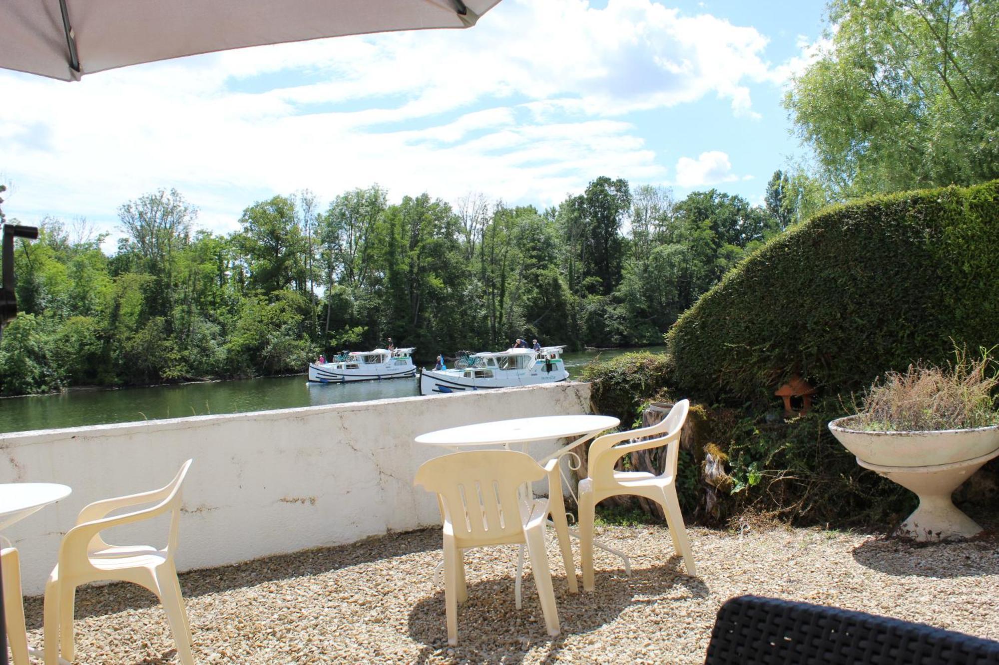 Calme Au Bord De L'Eau Bed & Breakfast Laroche-Saint-Cydroine Bagian luar foto