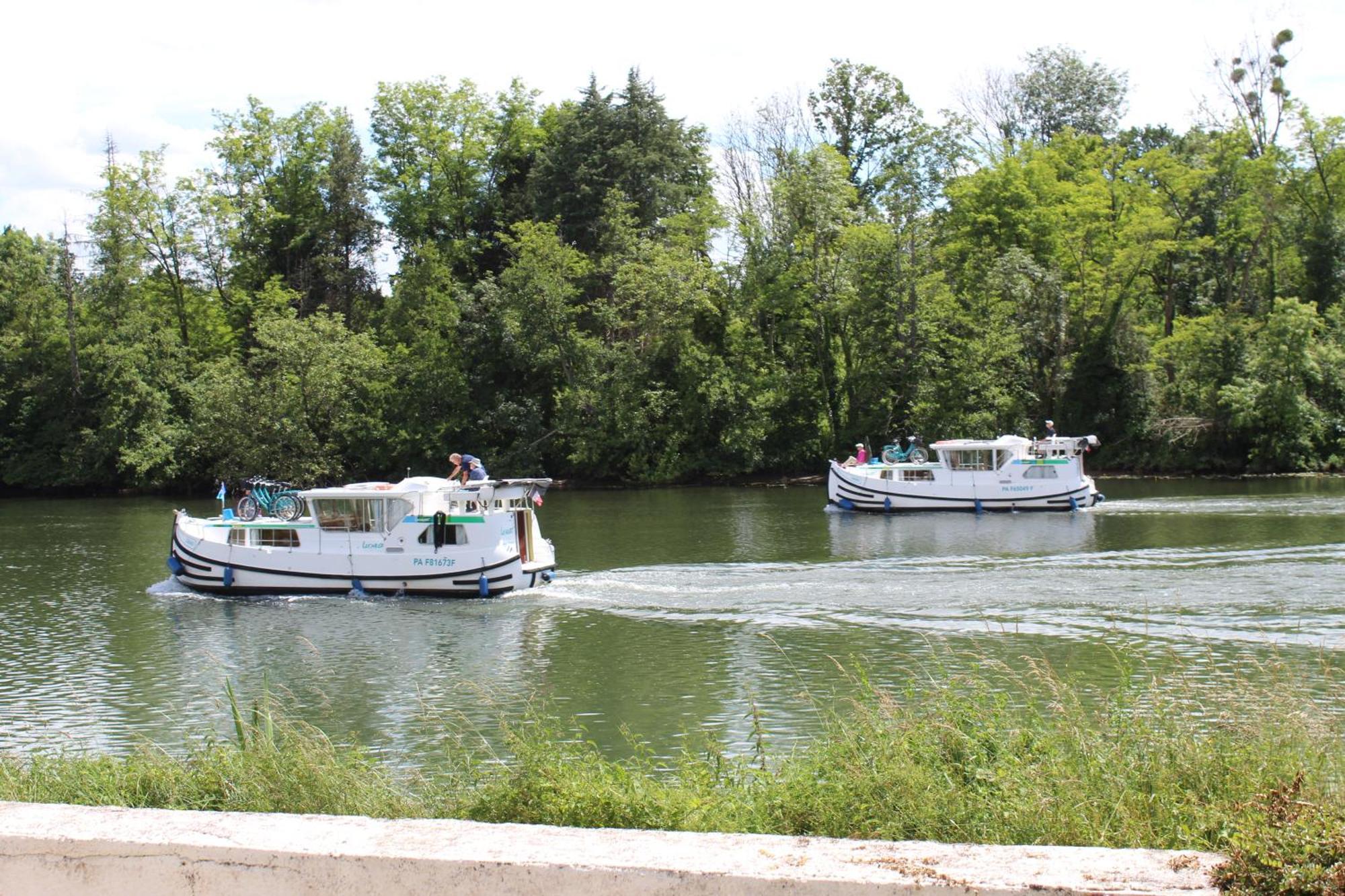 Calme Au Bord De L'Eau Bed & Breakfast Laroche-Saint-Cydroine Bagian luar foto