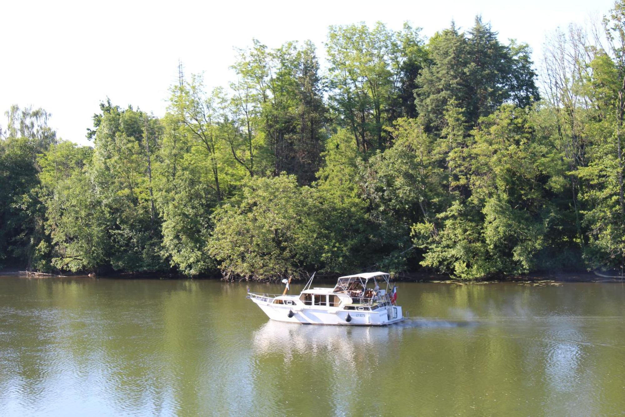 Calme Au Bord De L'Eau Bed & Breakfast Laroche-Saint-Cydroine Bagian luar foto